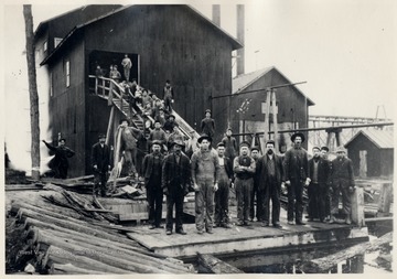 Mill crew at Glen Ray, W.Va. (Near Aldersonn).  Man in left background, John Rossi.        