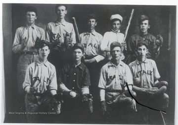 Group portrait of baseball players.