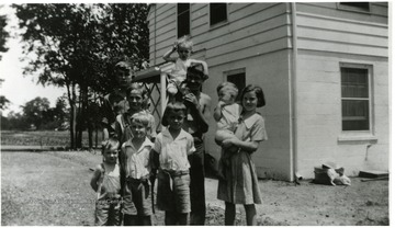 Group portrait of the Davis children outside of Homestead Q.