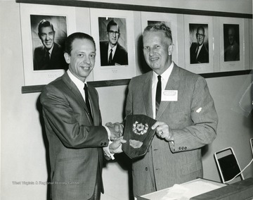 Paul Jones presents Don Knotts with the Phi Sigma Kappa Award. 