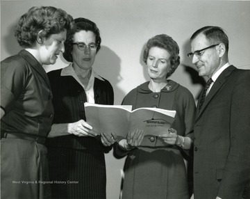 Second from left: 'Mrs. Leonard Sizer'. 