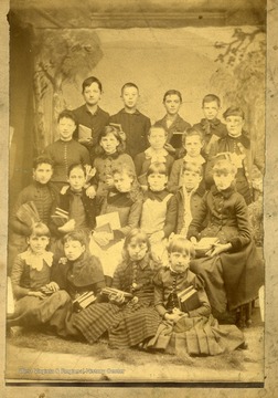 A portrait of an unidentified school group.