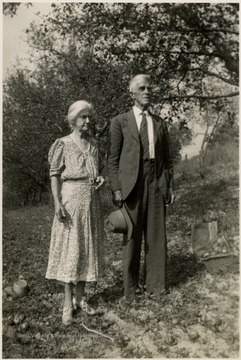 A photograph of Isaac Newton Ballard and wife, Kate May Walkup Ballard, standing outside. 