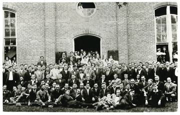 Group portrait of Teacher's Institute participants, ca. 1915.  Taken in front of Court House in Franklin.