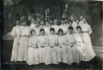 Two students are named.  Linnie Vance is seated in the first row, third from the left, and Nell Steele (Ferris) of Philadelphia is seated in the first row, the first on the extreme right.