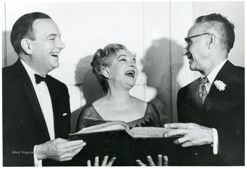 Helen Hayes with Maurice Evans (left) and J. W. Draper (right).