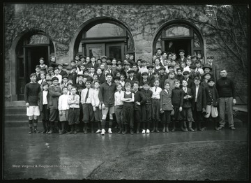 A group of unidentified students in front of Reynolds Hall.