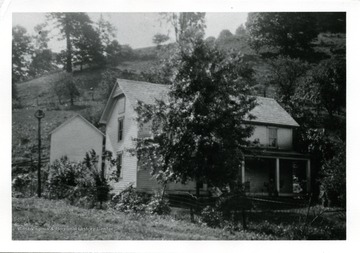 A photo of the Stark home in Allen Fork of Allen Creek.
