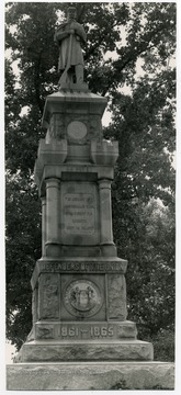 Civil War monument with the inscription 'In Memory of Monongahela's Sons Who Fought For Liberty. Rest In Peace. Defenders of the Union 1861-1865.'