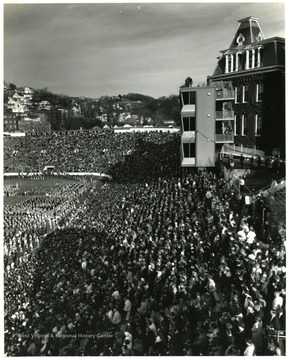 Picture of crowd at the 1965 Band Day.