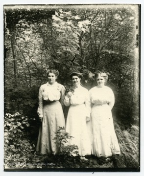 Lydia Schleuniger Johnson, Della Schleuniger, Martha Schleuniger.