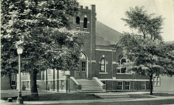 Postcard photograph of a church was built in 1915. 