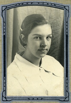 Granddaughter of Ida Knapp Helmick. Other information with photograph includes, "Your niece Marie Fansler".