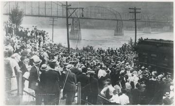 A crowd fills the platform overlooking New River.
