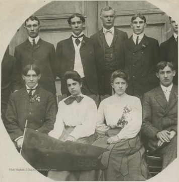 Male and female graduates pose with the "Class of 1906" pennant. Subjects unidentified. 