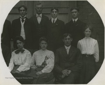 Male and female students pose for the class photo. Subjects unidentified. 
