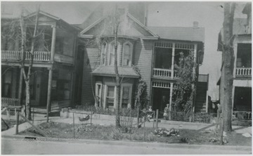 Looking at the building located on Temple St. Three unidentified children are pictured loitering by the entrance. 