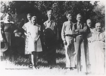 Pictured, from left to right, is Mary Bradberry, Mrs. Houchins and daughter, John Bradberry, Pearl Bradberry, Kenney Houchins, unkownn, and Fannie Bradberry. 