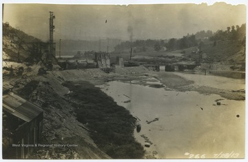 View of the dam's construction site from the banks. 