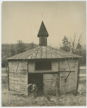 Picture of a round barn built by Ulissus Ralphsnyder, born in 1868.  Image likely shows the barn in Monongalia County, where it was originally built.