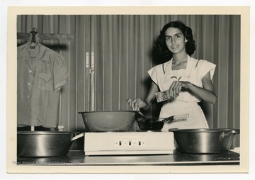 Marjorie Given from Webster County, W. Va., demonstrates preparing a clothing dye.