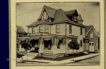 233 Park Street.Built in 1903. First identified owner was John Lantz. Appears on Sanborn fire maps from 1906-08, 1911-25, 1927-28.