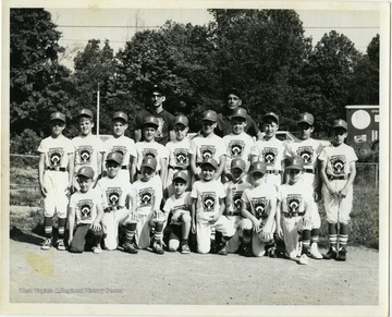 A photo of the Kiwanis Little League baseball team.